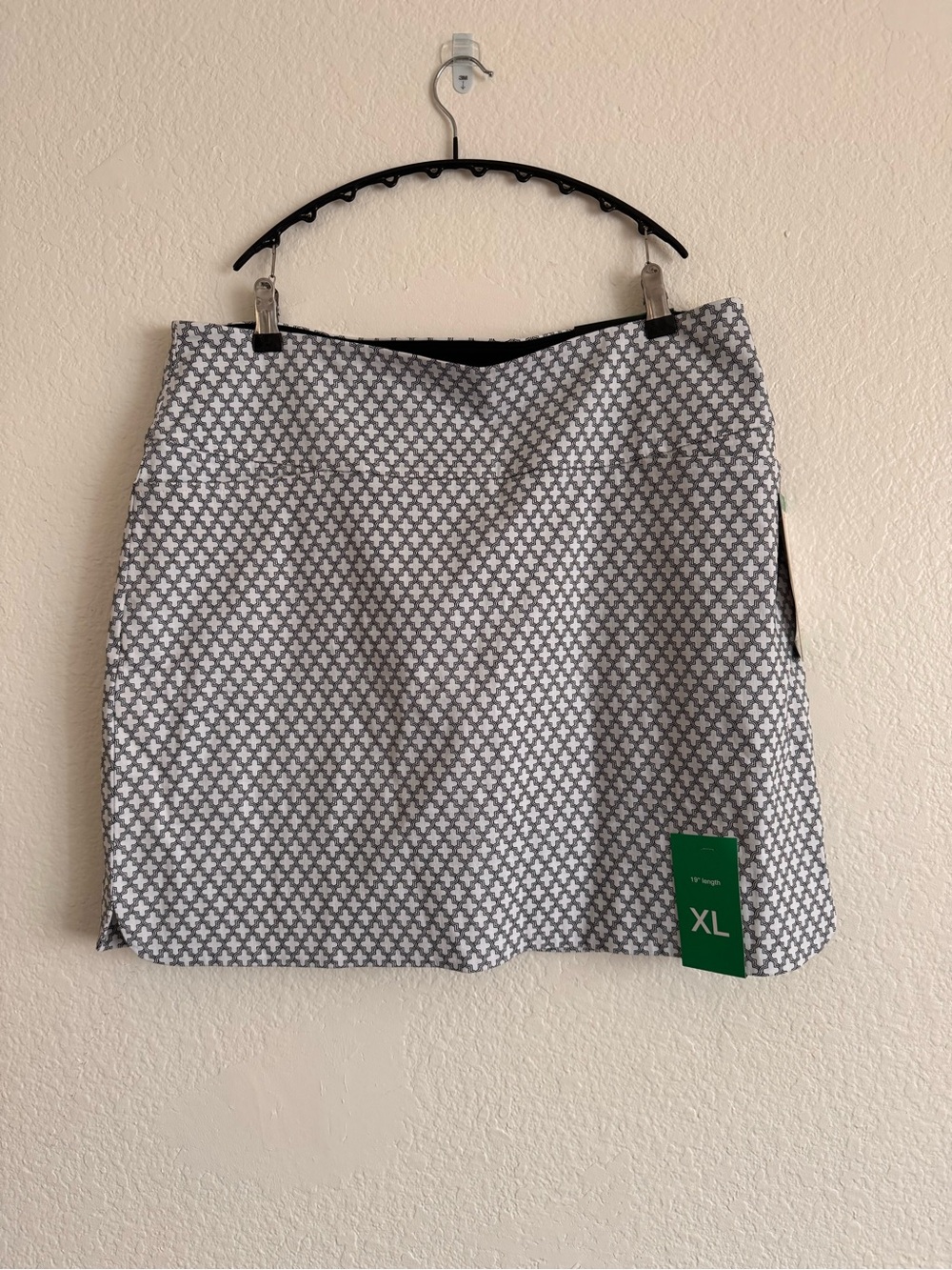 Geometric Print Mini Skirt in White and Gray
